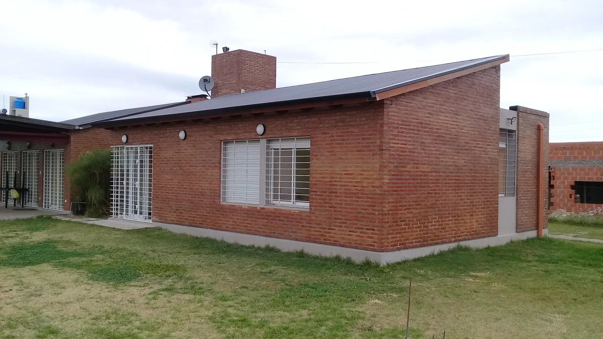 Casa con Cochera Doble y Parque en Funes con Construcción Llave en Mano - Arquitectura en Funes